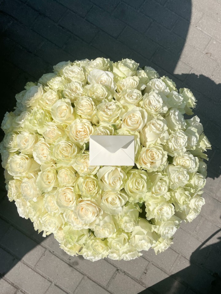 klasyczny bukiet białych róż Warsaw Flowers