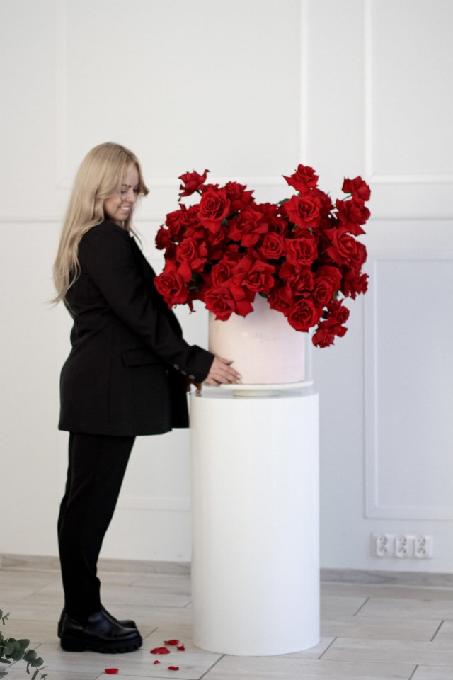 modern red roses flowerbox