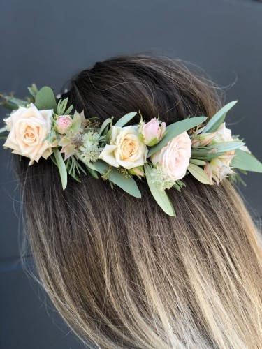 Wianek komunijny z żywych kwiatów