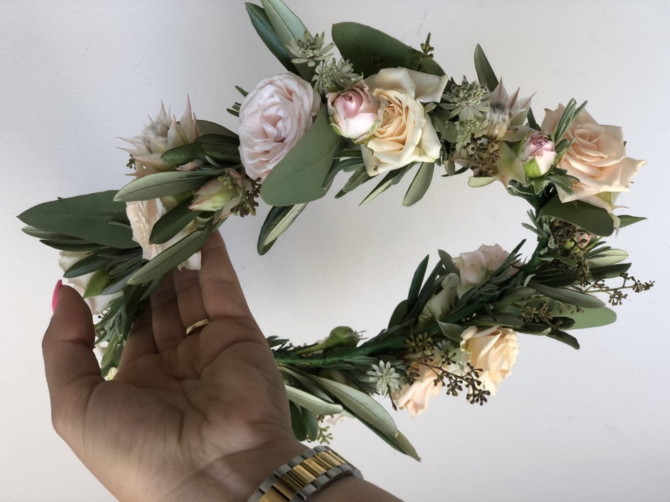 Wianek komunijny z żywych kwiatów