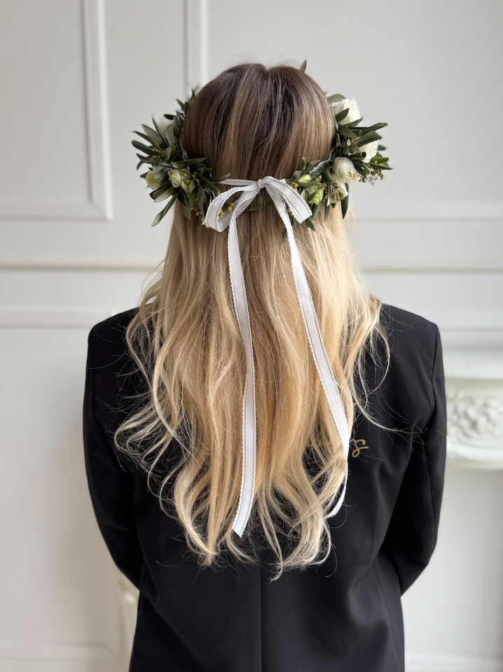 Wianek komunijny z żywych kwiatów