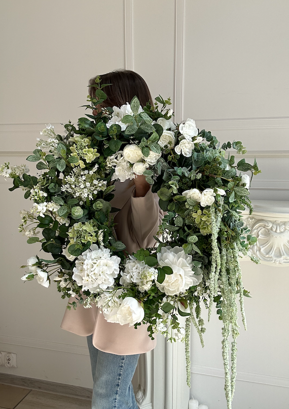 Biały elegancki wianek ze sztucznych kwiatów Warszawa