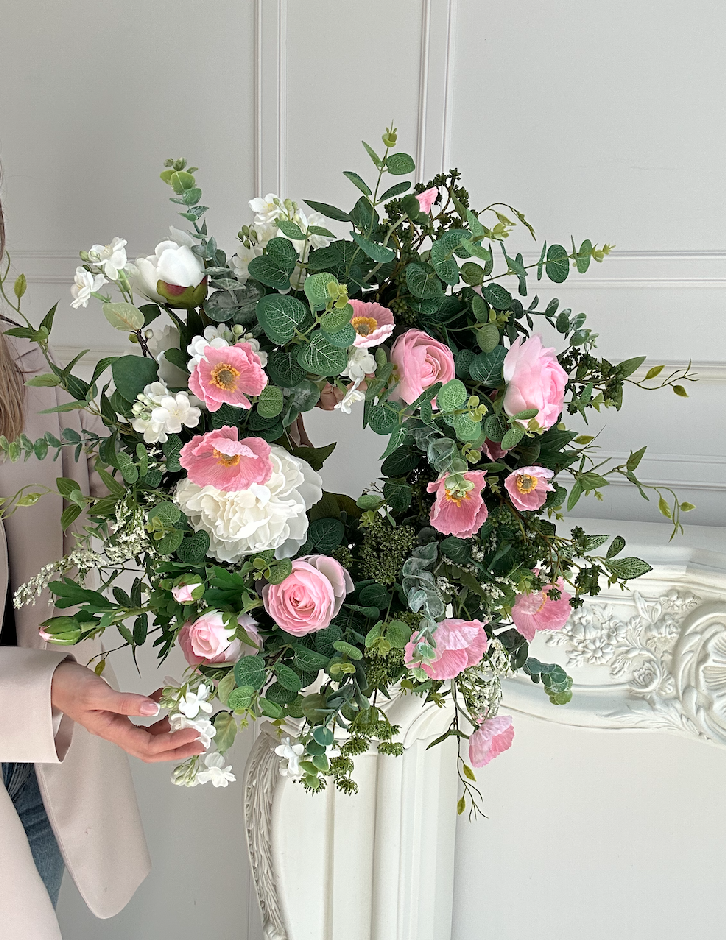 różowy wianek sztuczny na drzwi