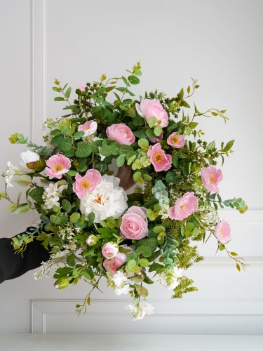 różowy wianek na drzwi ze sztucznych kwiatów