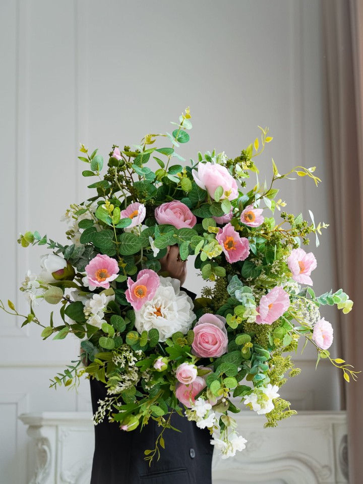 pastelowy wianek na drzwi ze sztucznych kwiatów