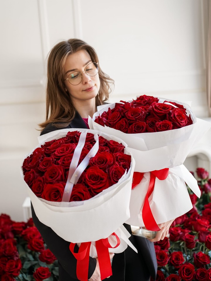 classic bouquet of 35 red roses