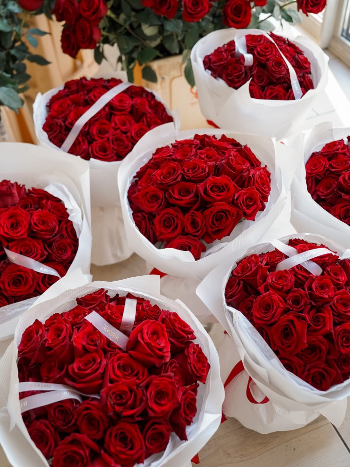 classic bouquet of red roses Warsaw