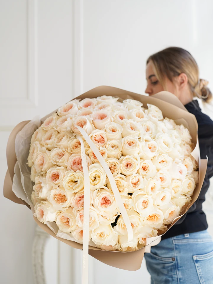 bouquet of 100 garden roses