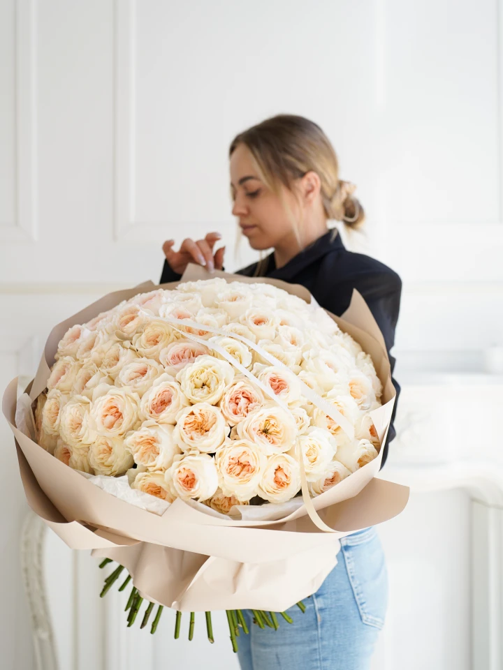 bouquet of 100 Vicky Gardens roses